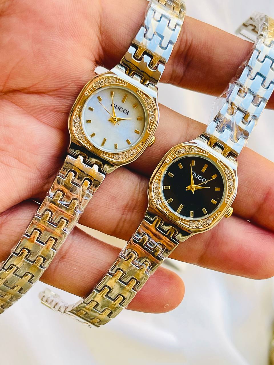 ساعة جوتشي نسائية مرصعة - Gucci Watch