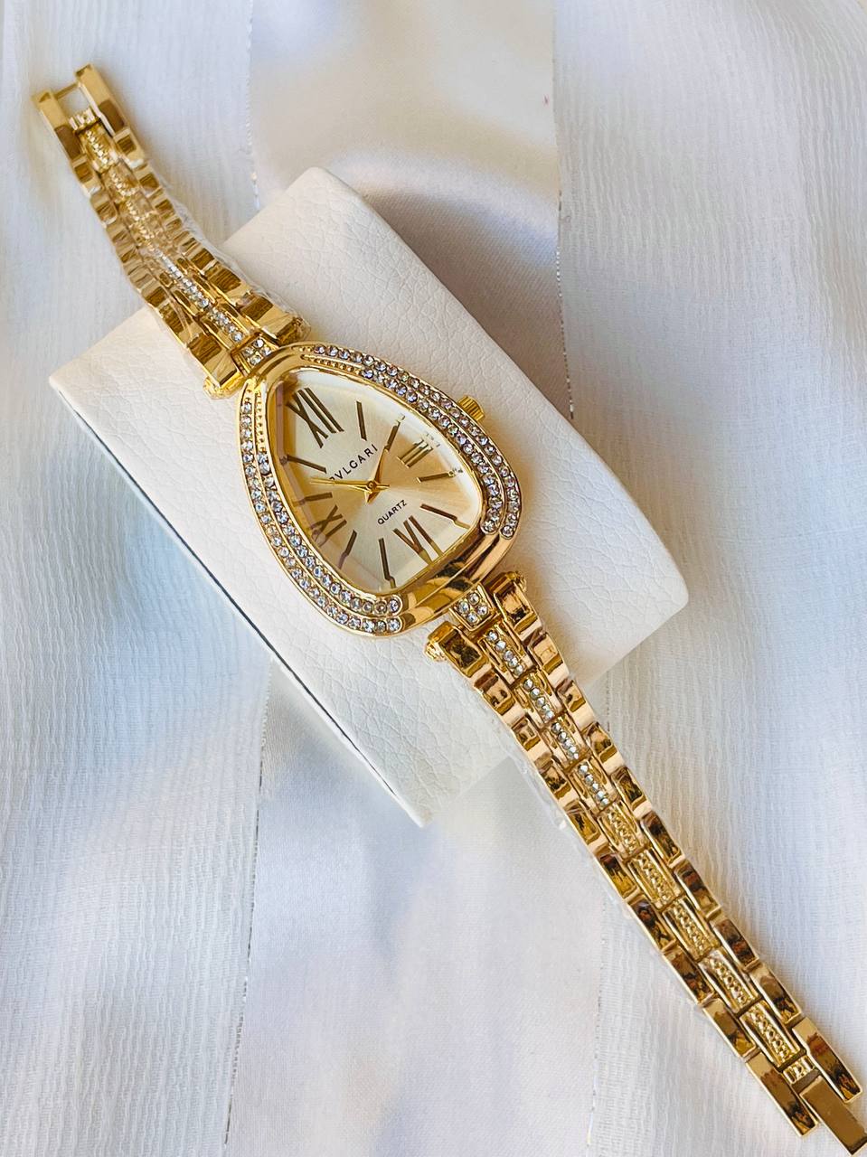 ساعة بفلغاري نسائية بيضاوية مرصعة - Bvlgari Watch