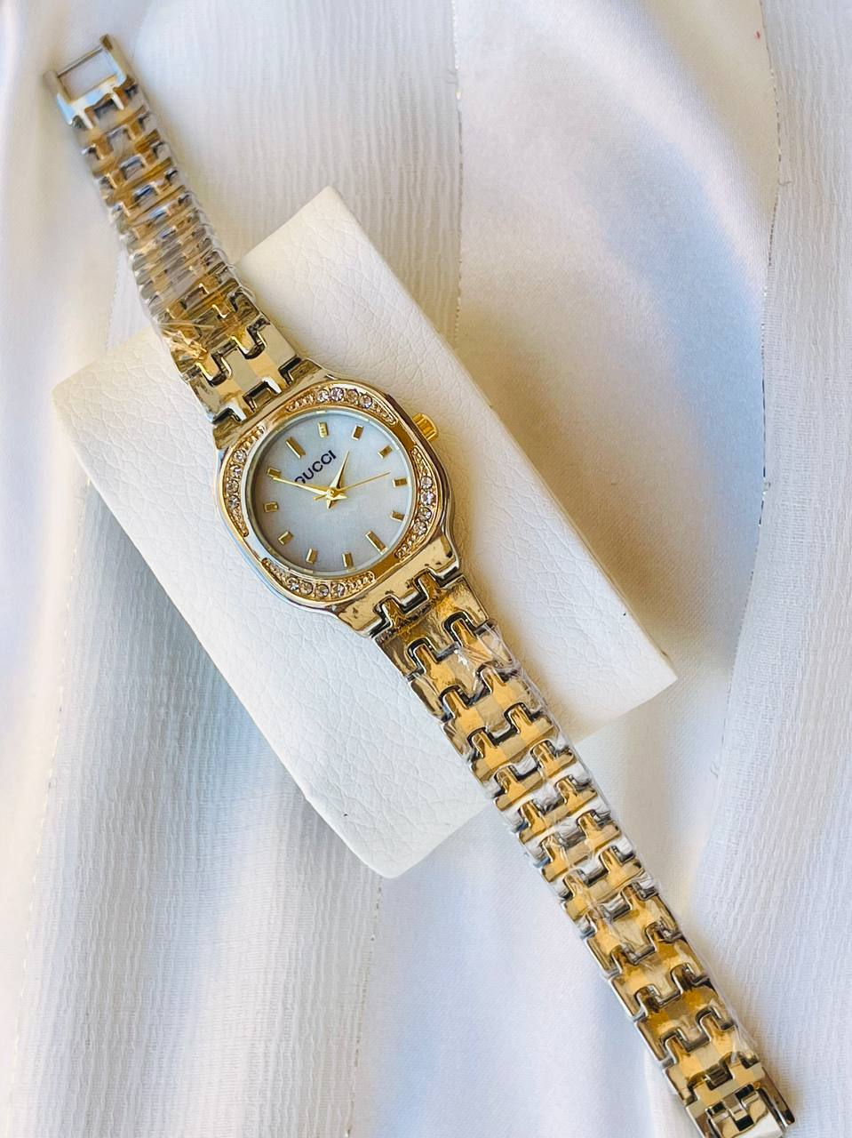 ساعة جوتشي نسائية مرصعة - Gucci Watch