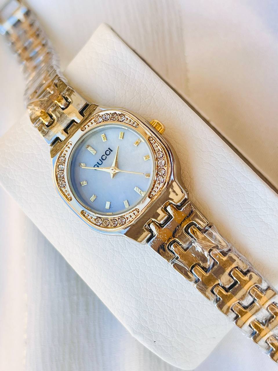ساعة جوتشي نسائية مرصعة - Gucci Watch