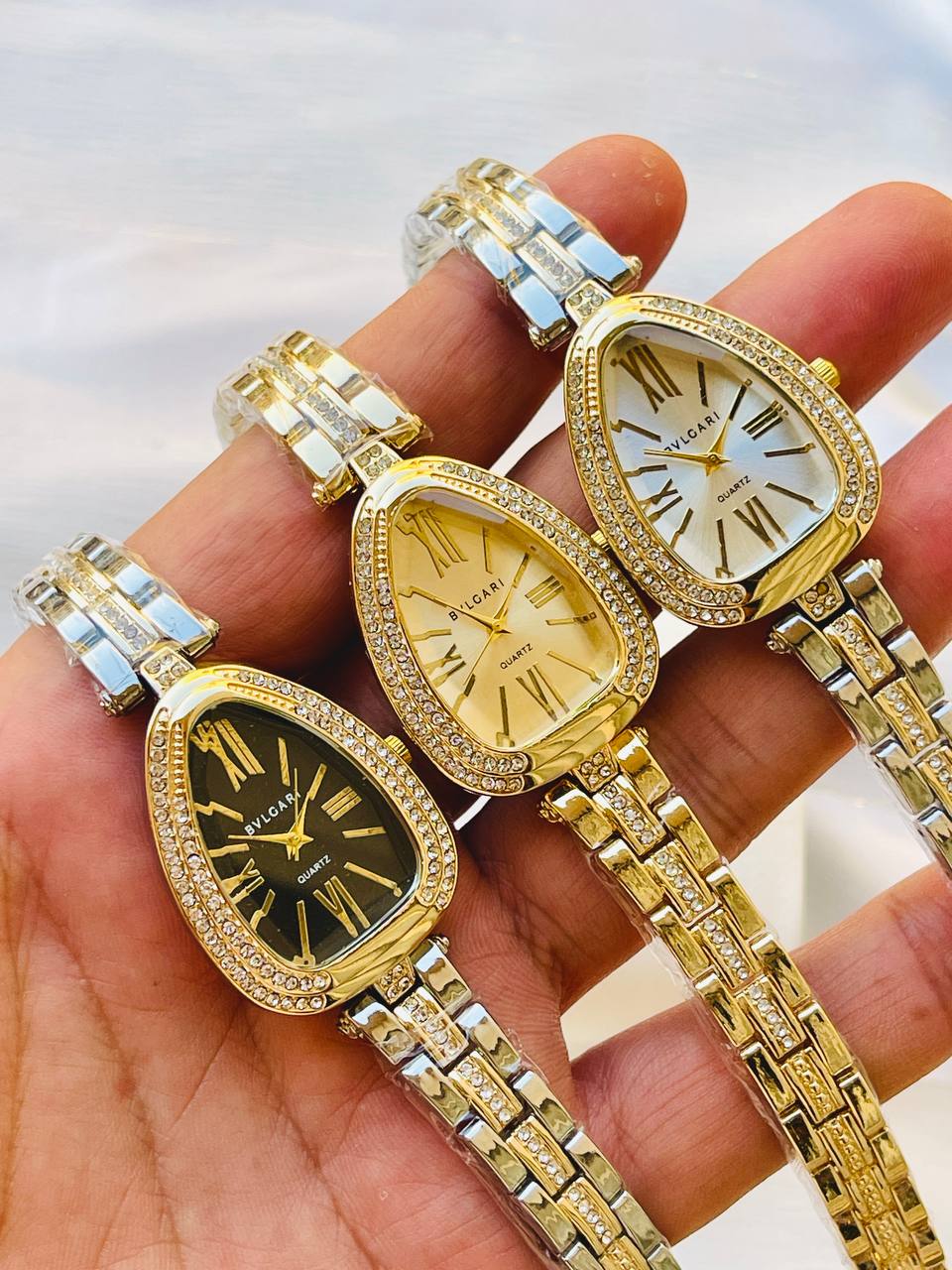 ساعة بفلغاري نسائية بيضاوية مرصعة - Bvlgari Watch
